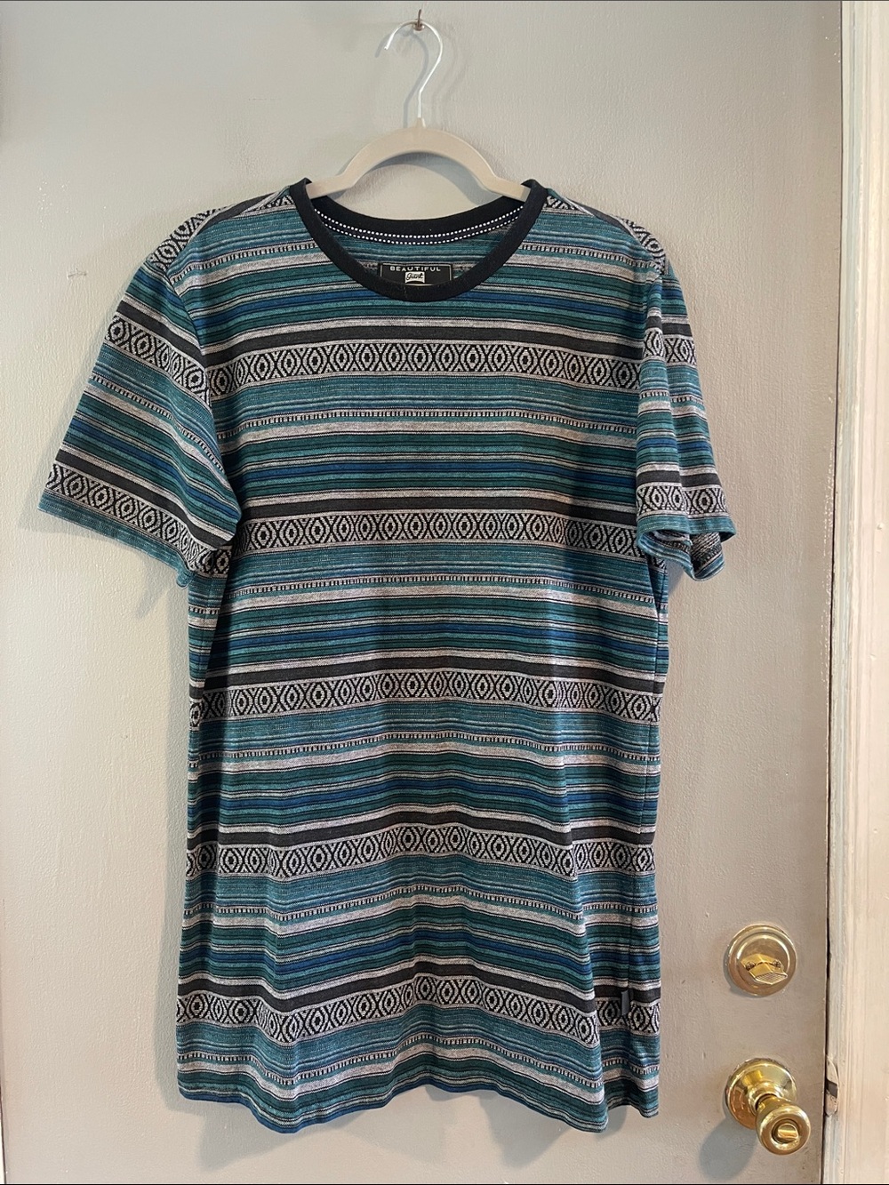 Beautiful Giant Striped retro Aztec festival tshirt size‎ L